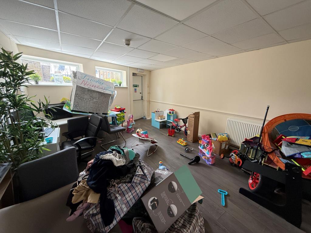 Lot: 126 - SUBSTANTIAL PERIOD PROPERTY WITH PLANNING FOR SEVEN FLATS - Bedroom one